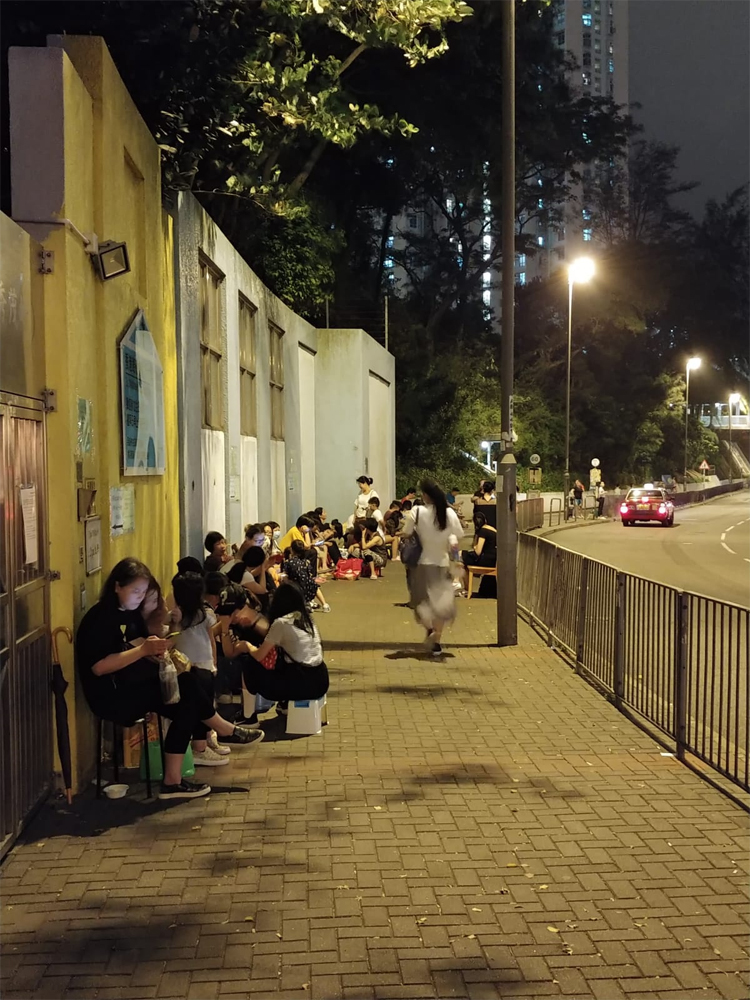 　　圖：去年有家長為讓子女入讀心儀學校，排通宵爭「叩門」  資料圖片