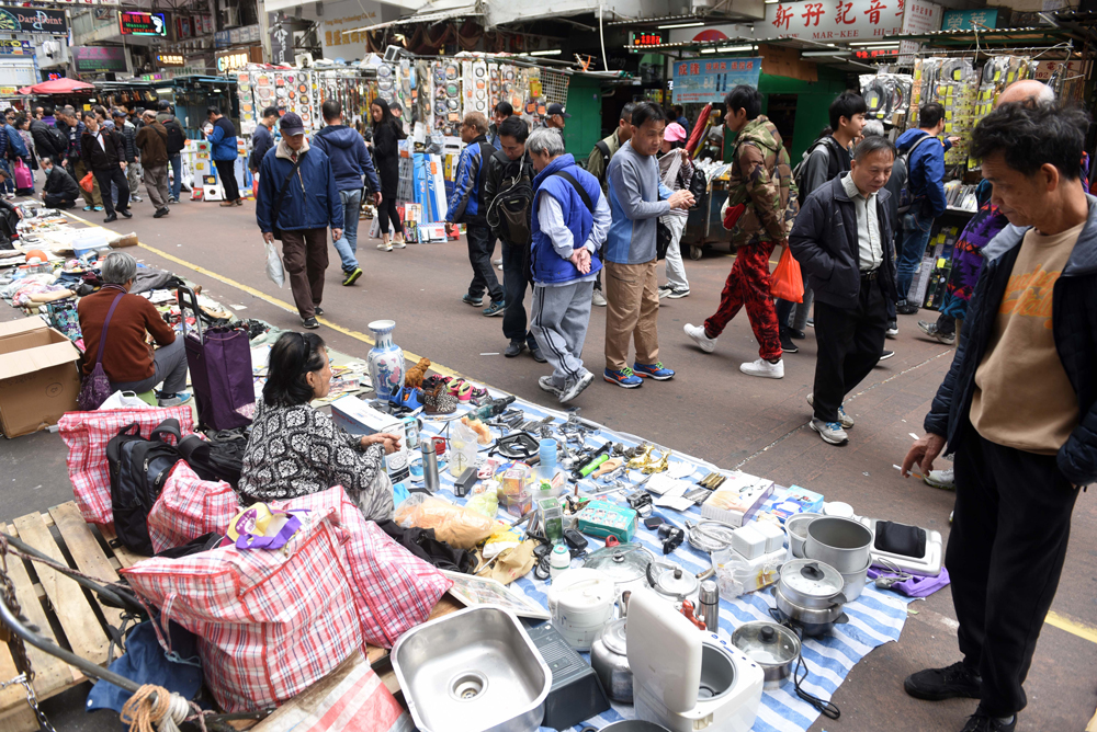 　　圖：鴨寮街變了天然跳蚤市場，大家在場內尋寶