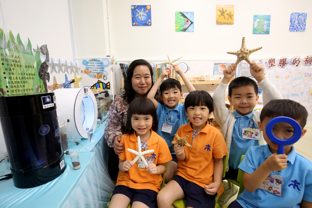 　　圖：謝雅雯校長將課室改造成「探索樂園」，內有水母、海馬及海星，與學生探索海洋世界