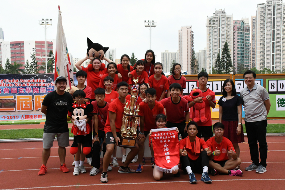 　　圖：韋伊凌校長（右二）在林廣輝校長（右一）陪同下頒獎給全場總冠軍明社