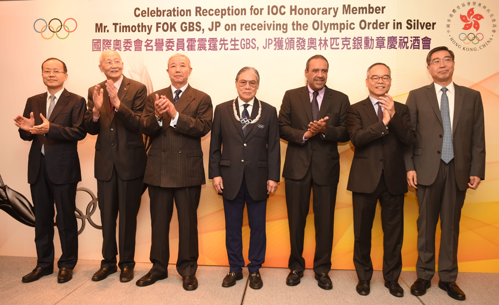 　　圖：霍震霆（中）獲頒奧林匹克銀勳章後與嘉賓合影