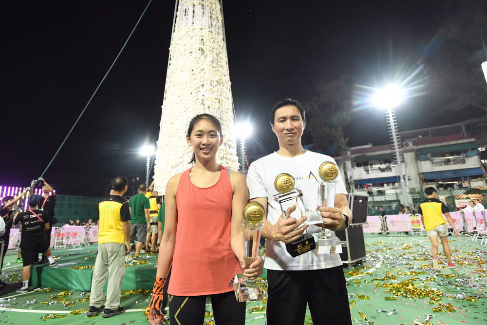 　　圖：「包山王」郭嘉明（右）成為首位「包山王中王」，同時奪得「袋袋平安獎」，成為三料冠軍；「包山后」則由龔子珊（左）首度奪得，她表示會把獎盃送給母親 大公報記者林良堅攝