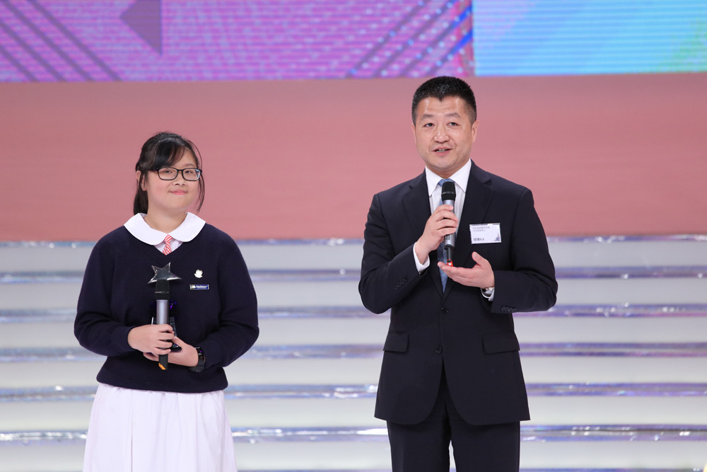 　　圖：外交部新聞發言人陸慷與梁美淇（左）同台互動