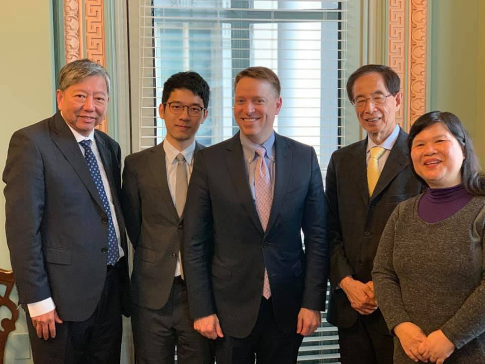 　　圖：有圖有真相。李卓人、羅冠聰的領呔為誰而繫？圖中為美國總統副助理兼亞洲事務高級主管博明（Matt Pottinger）\網上圖片