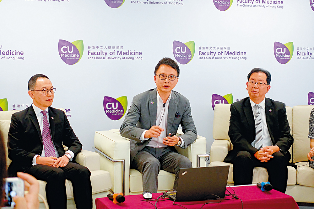 　　圖：陳家亮院長（中）認為考慮七科成績，比較能收取學術表現較平均及全面的學生\大公報記者唐曉明攝