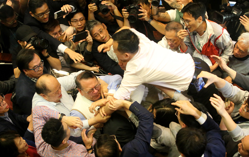 　　圖：一眾反對派議員暴力阻撓《逃犯條例》修訂，陳志全更飛撲向石禮謙搶咪