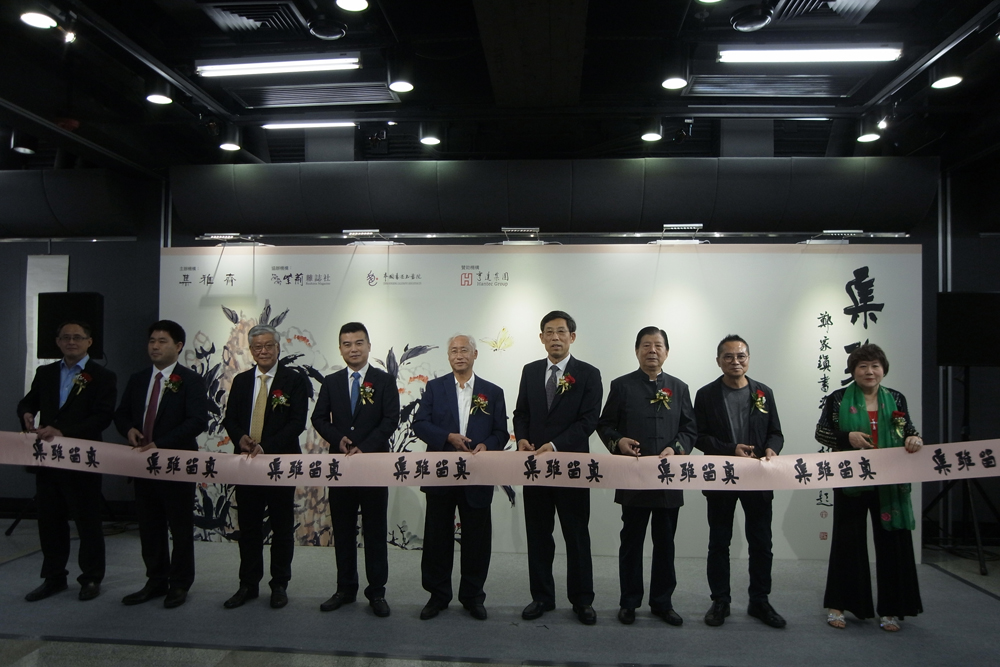 　　圖：厲劍峰（左起）、楊勇、陳履生、傅偉中、鄧予立、姜在忠、楊力民、林天行、陳趙滿菊擔任畫展開幕禮主禮嘉賓