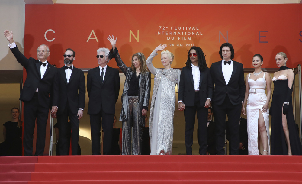 　　圖：《喪屍不死》導演占渣木殊（左三）率演員出席康城影展開幕儀式\法新社