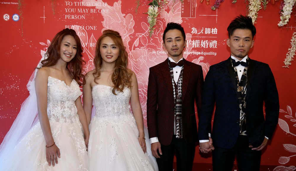 　　圖：台「立法院」17日三讀通過同婚專法，法令通過後首場性別平權婚禮18日在台北舉行，女同性戀伴侶歡歡（左起）與安柏、男同性戀伴侶阿拓與宣佑在親友祝福與見證下互訂終生\網絡圖片