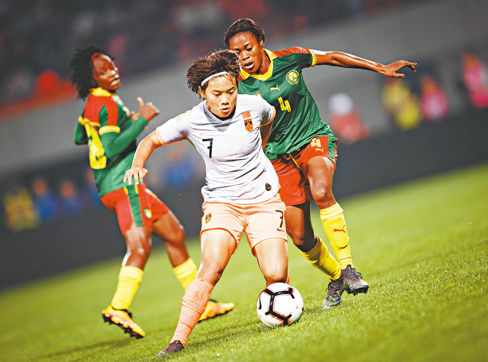 　　圖：中國女足球員王霜（中）在比賽中\資料圖片