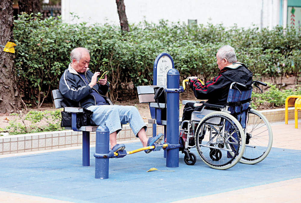 　　圖：長者保持良好生活習慣，常與人進行聊天等戶外社交活動，有助延年益壽