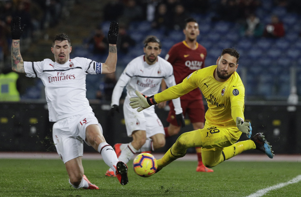 　　圖：基安盧基當拿隆馬（右）把守AC米蘭最後一關