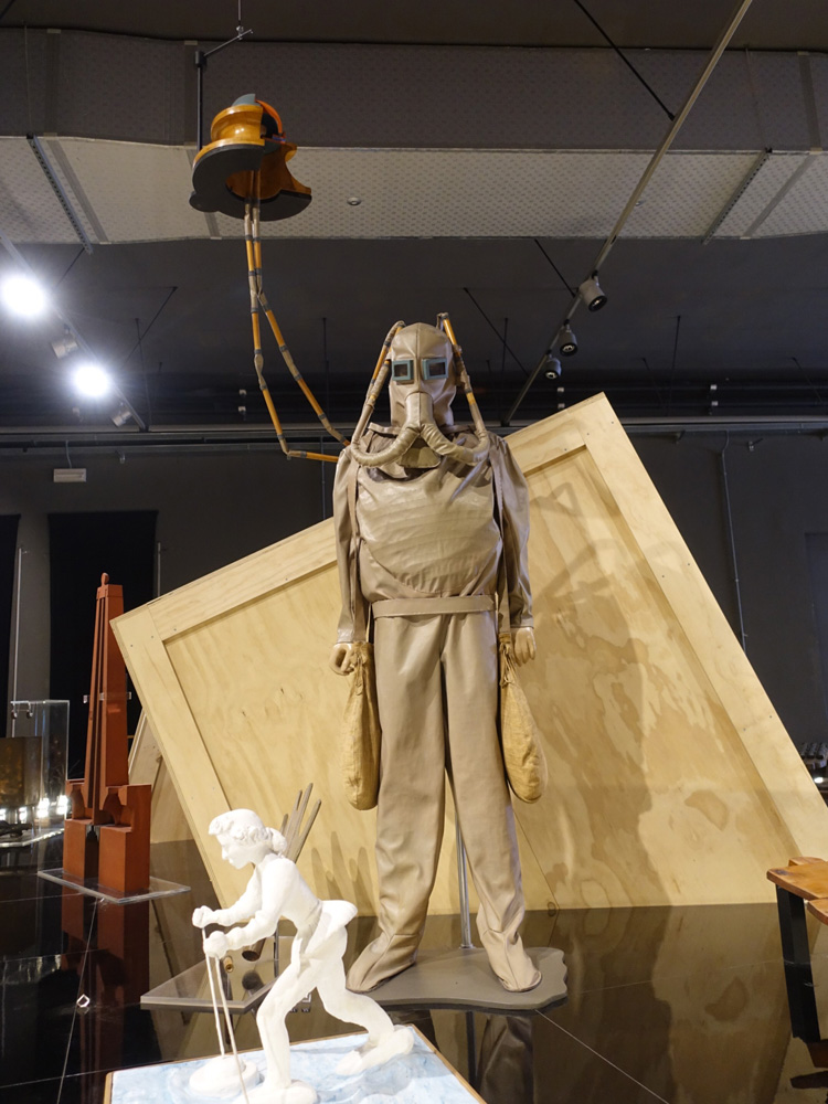 　　圖：達文西設計的潛水服模型