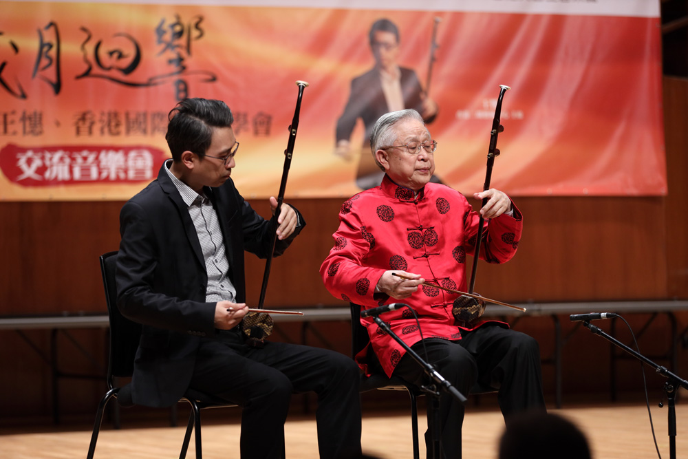 　　圖：著名二胡演奏家王國潼（右）及其兒子王憓在台上是好拍檔/作者供圖