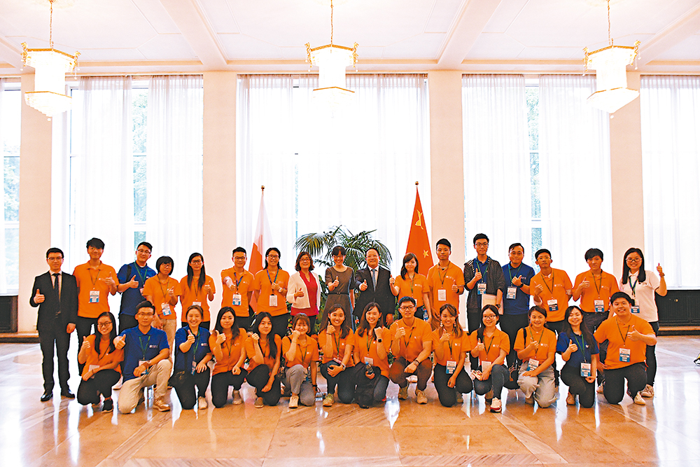 　　圖：「青春啟航．你好中東歐│二○一九『未來之星』國際青年交流團」與使館外交官們合影留念