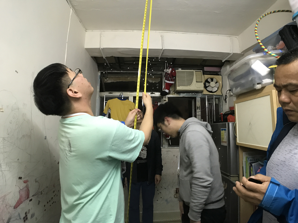 　　圖：洪先生的住所獲義工幫助免費改造，成本約數千元，幫他添置了一張二手碌架床、一張嶄新沙發及一個自製木櫃