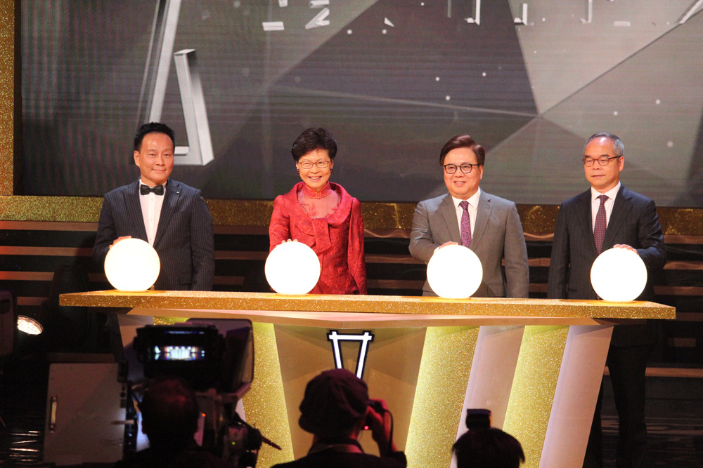 　　圖：（左起）香港藝術發展局副主席李偉民、行政長官林鄭月娥、藝發局主席王英偉及民政事務局局長劉江華主持開幕儀式