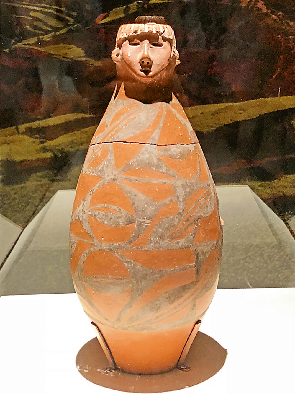 　　圖：人頭形器口彩陶瓶