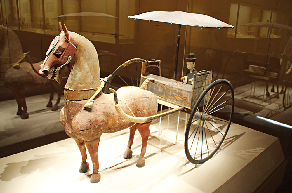 　　圖：西漢彩繪木軺車
