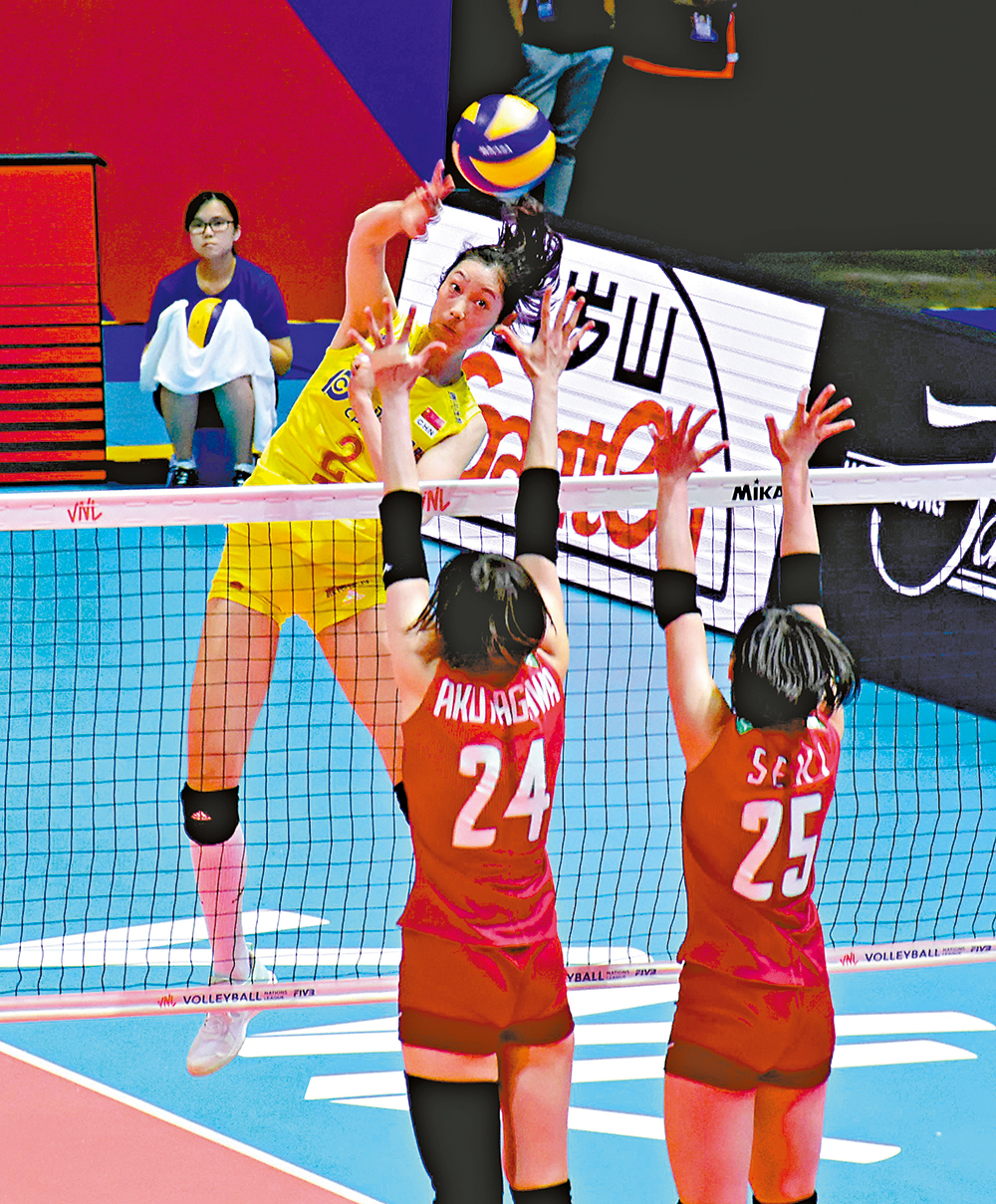 　　圖：中國女排朱婷（上）大力扣殺 