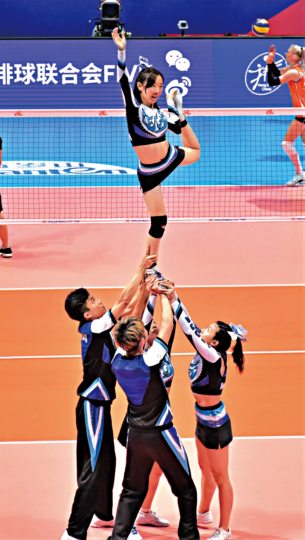 　　圖：啦啦隊隊員做出高難度動作，博得現場觀眾陣陣掌聲