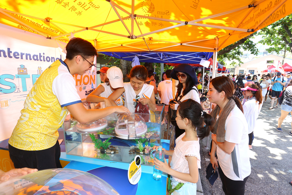 　　圖：赤柱龍舟賽場舉辦環保作品展覽，展出本地學生為保護海洋生態而設計的實驗品