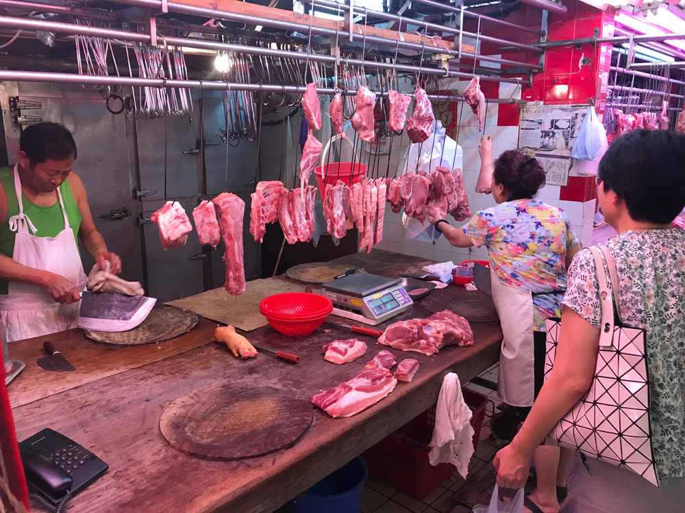 　　圖：昨日內地活豬復市第二日，肉價貴了二至八成/大公報記者朱樂怡攝