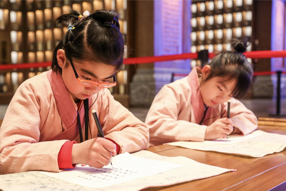 　　圖：研學學生在尼山聖境體驗手讀論語\大公報記者丁春麗攝