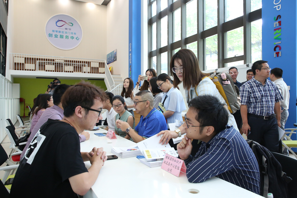 　　圖：在珠海的港澳居民將「公平普惠」享受各項就業創業扶持政策。圖為在橫琴創業服務中心內，創業者就知識產權及人力資源等問題進行諮詢/大公報記者方俊明攝