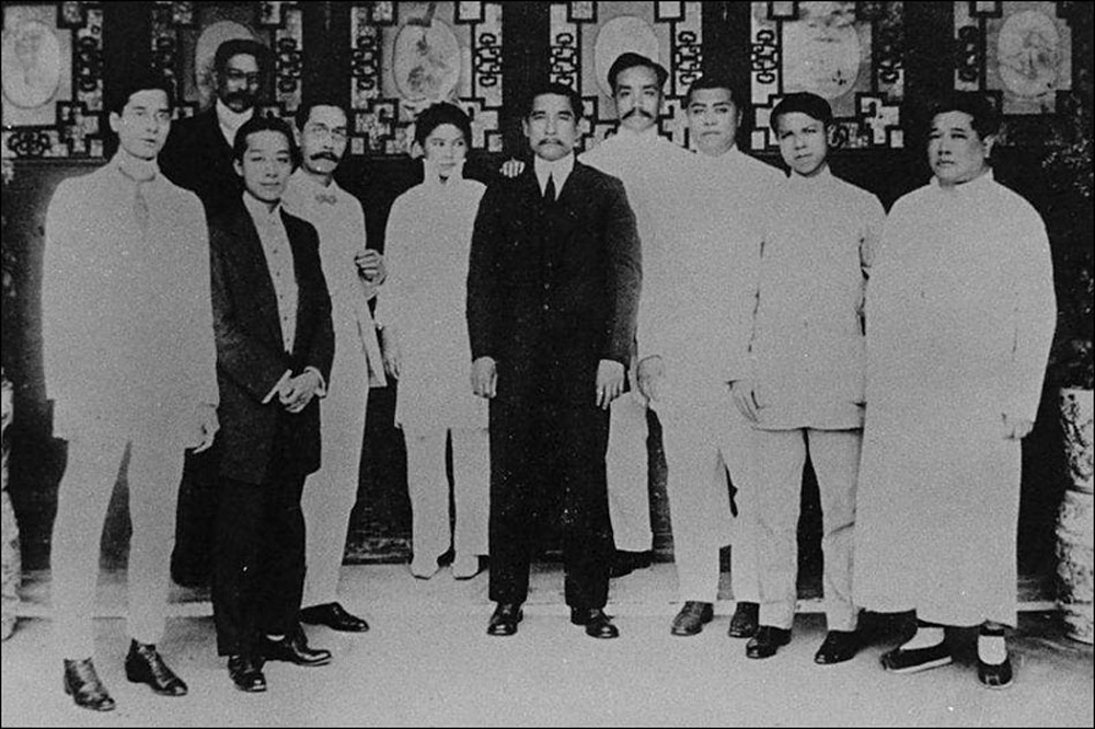 　　圖：1912年5月，孫中山在盧家花園接見中葡知名人士，並與鏡湖醫院經理盧廉若等合影\資料圖片