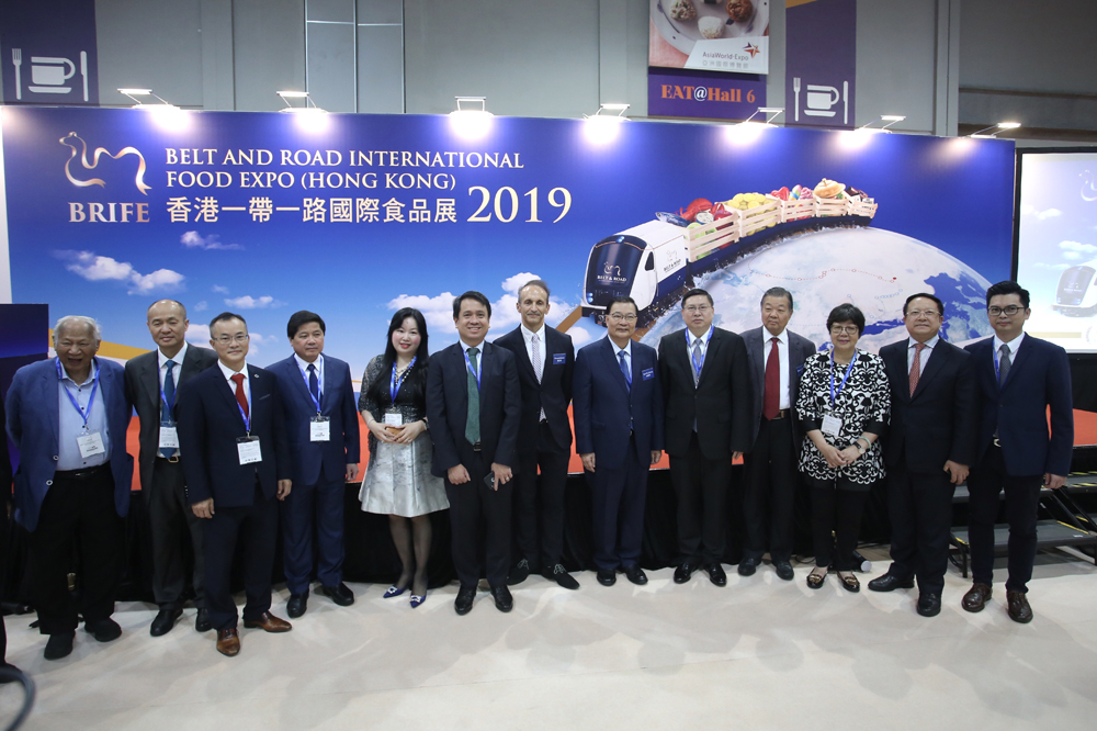 　　圖：香港一帶一路食品貿易協會主席葉長春（左三）、執行主席陳程鵬（右一）；香港一帶一路國際食品展組委會名譽主席譚耀宗（右六）；香港大公文匯傳媒集團副董事長兼總編輯李大宏（右二）；外交部駐港公署副特派員宋如安（右五）；聯合國代表馬文森（左七）\大公報記者何嘉駿攝