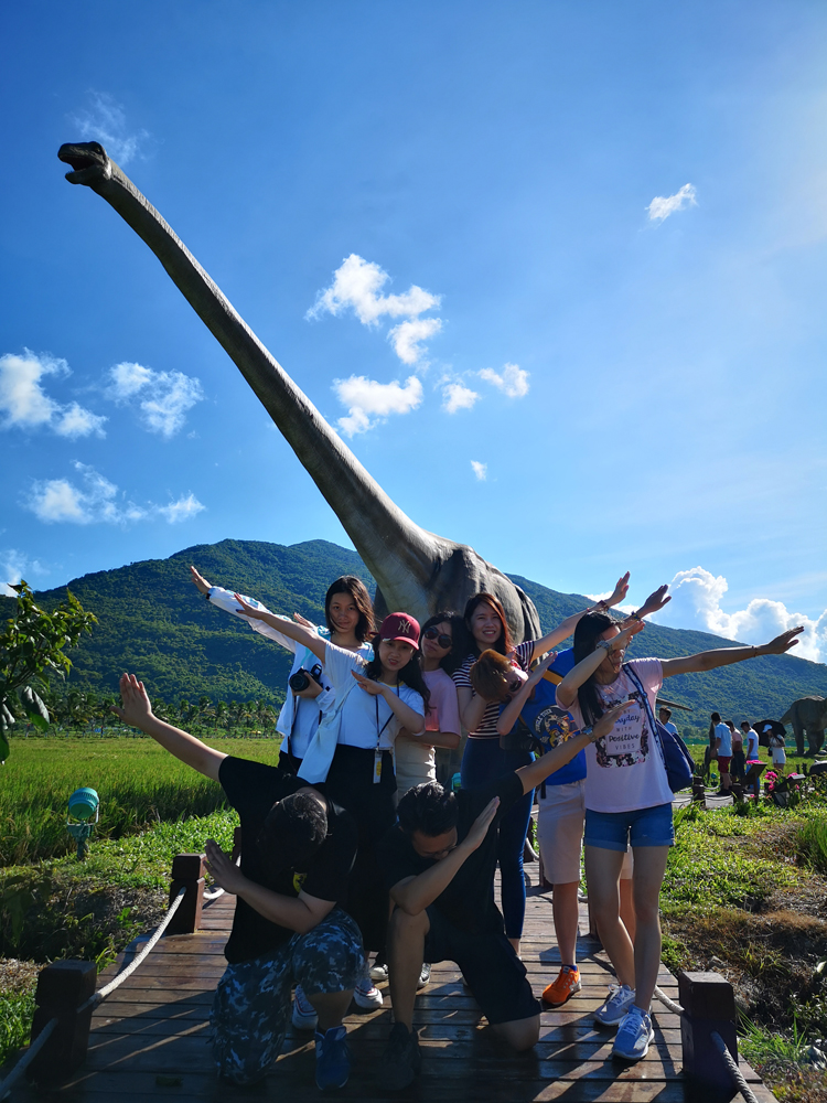 　　圖：港生在恐龍基地擺拍\大公報實習記者司徒雪盈攝