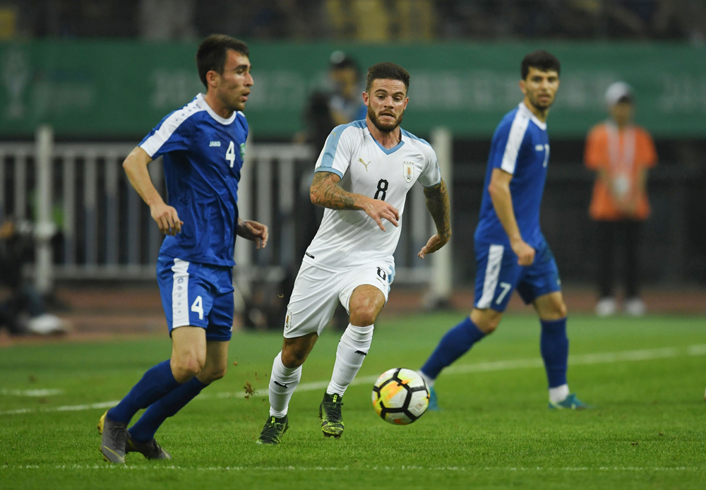 　　圖：烏拉圭中場蘭迪斯（中）