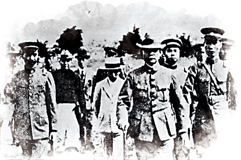 　　圖：1924年，孫中山在廖仲愷的陪同下，巡視廣東各軍\資料圖片