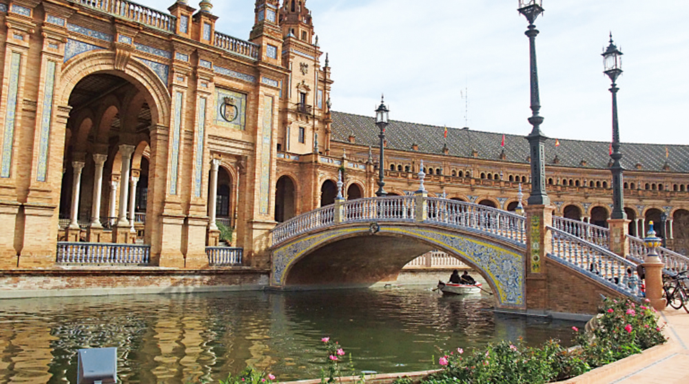 　　圖：西班牙廣場呈半圓形