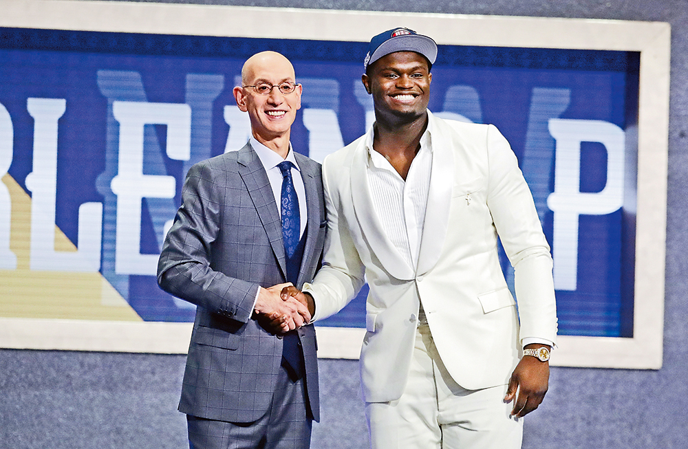 　　圖：施安威廉臣（右）獲NBA總裁施華祝賀\美聯社