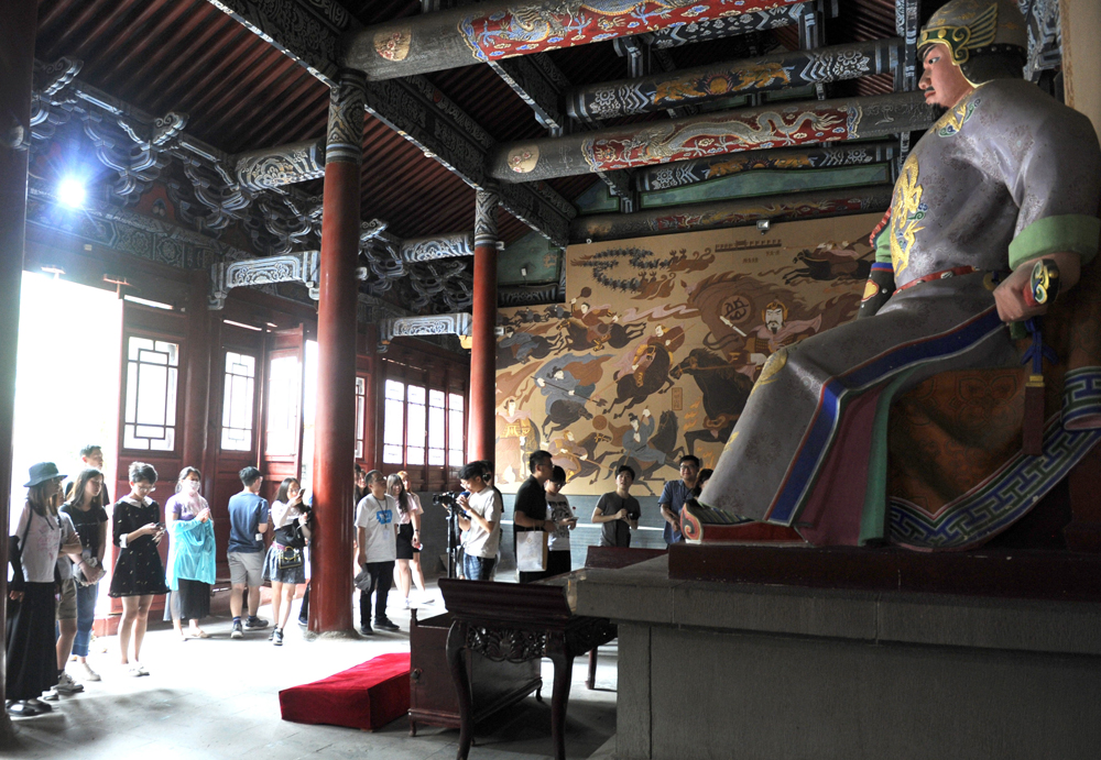 　　圖：學子們參觀採訪河南安陽湯陰縣岳飛廟　　  大公報記者馮雷攝