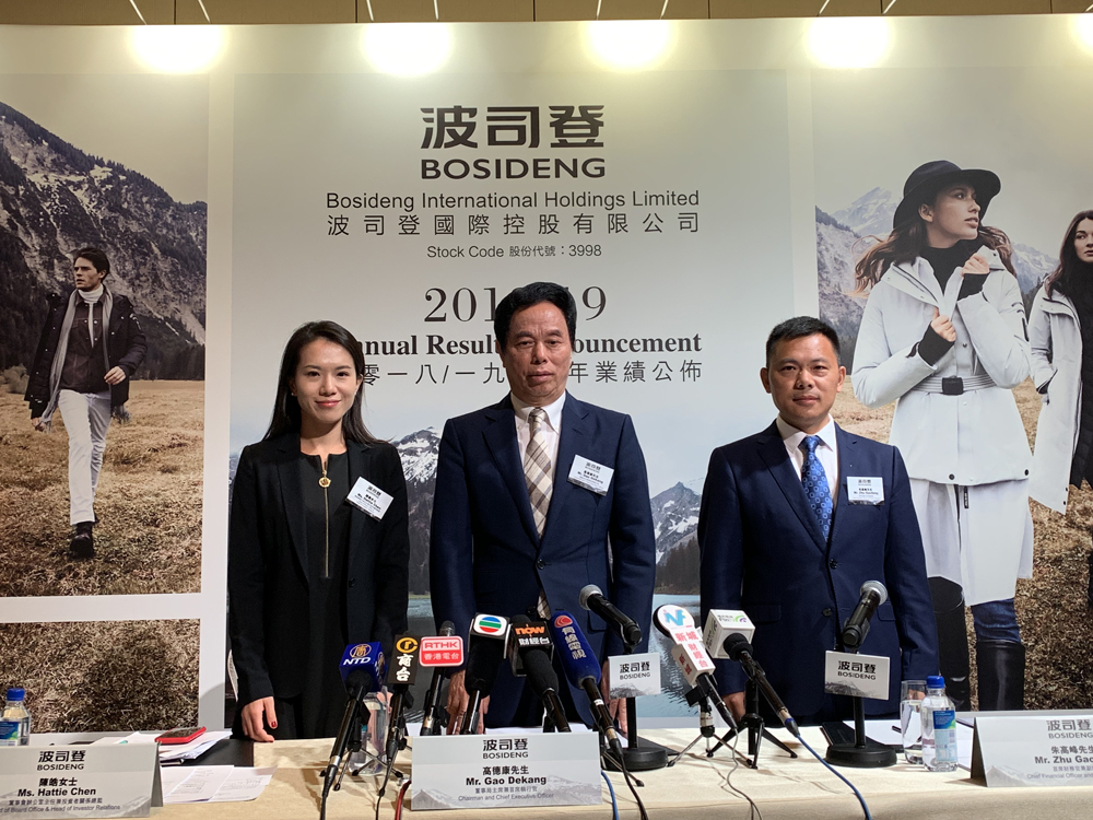 　　圖：（左起）波司登董事會辦公室主任兼投資者關係總監陳皓、主席兼首席執行官高德康、首席財務官兼副總裁朱高峰/大公報記者李潔儀攝