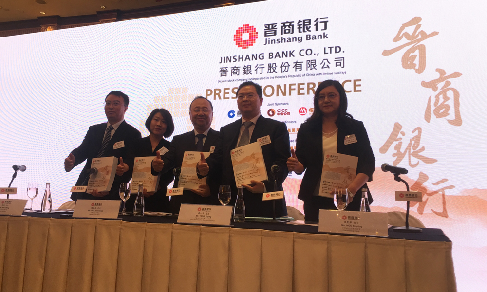 　　圖：晉商銀行在港招股。左起：首席風險官張雲飛、副行長郝強、董事長閻俊生、副董事長兼行長唐一平、首席財務官侯秀萍