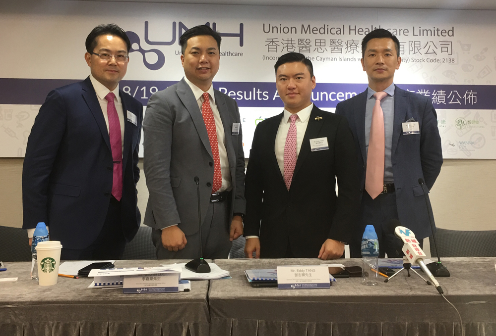 　　圖：醫思首席數碼執行官黃志昌、執行董事兼營運總監李嘉豪、主席及執行董事兼行政總裁鄧志輝、財務總監羅文達（左至右）