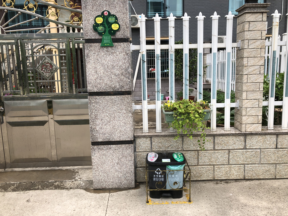 　　圖：長興港口村家家戶戶門口都整齊地擺放着分類垃圾桶