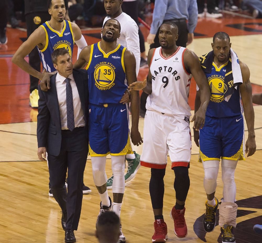 　　圖：杜蘭特（左二）在總決賽受傷\資料圖片