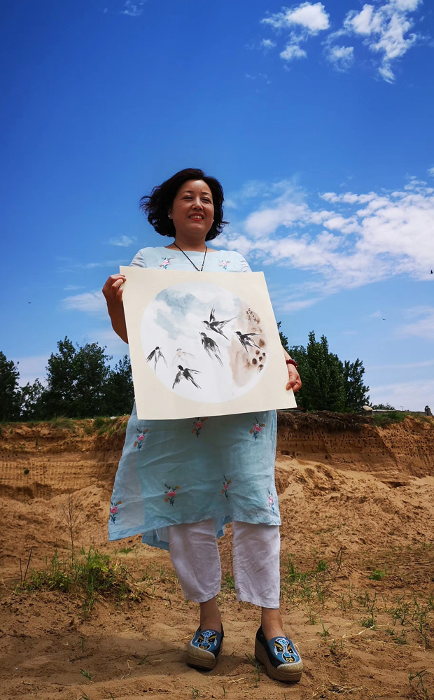 　　圖：中國美協會員王華現場作畫，潑墨描繪崖沙燕的輕盈妙曼  受訪者供圖