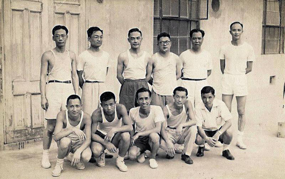 　　圖：圖中後排左二為武俠小說名家金庸，後排左一是著名作家唐人（嚴慶澍）/作者供圖