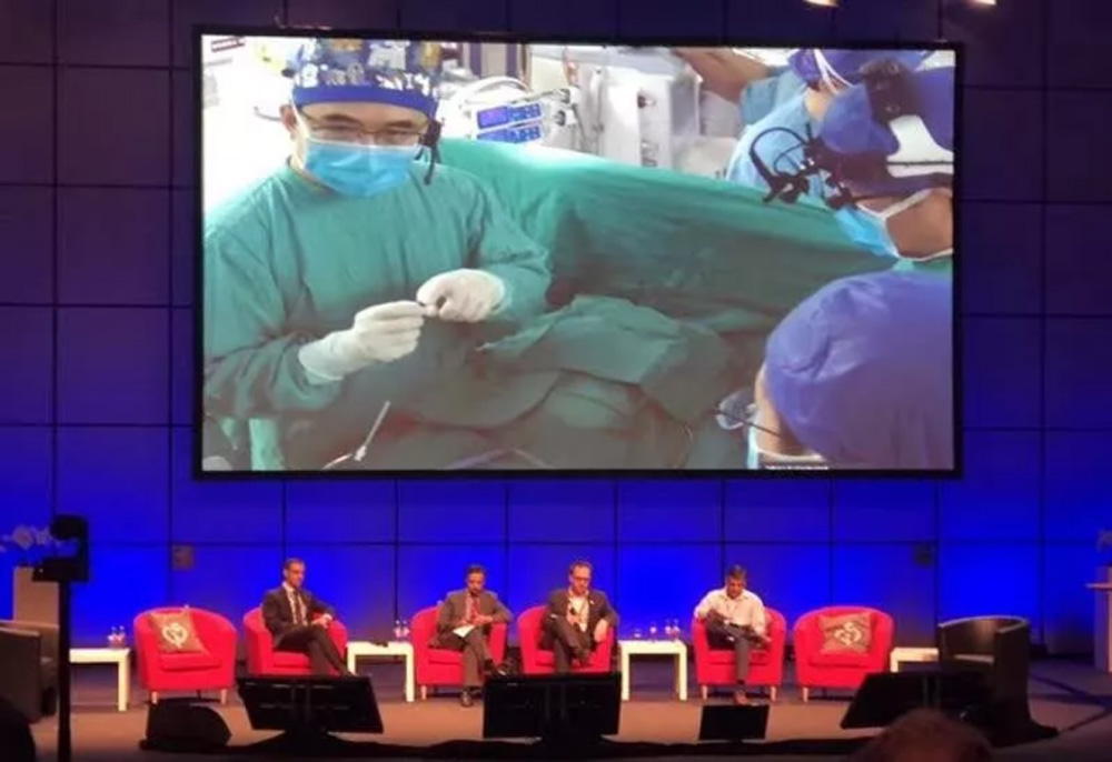 　　圖：在CSI大會現場，在場的國際專家學者觀看潘湘斌及其團隊直播演示的「完全可降解室間隔缺損封堵器」植入手術\網絡圖片