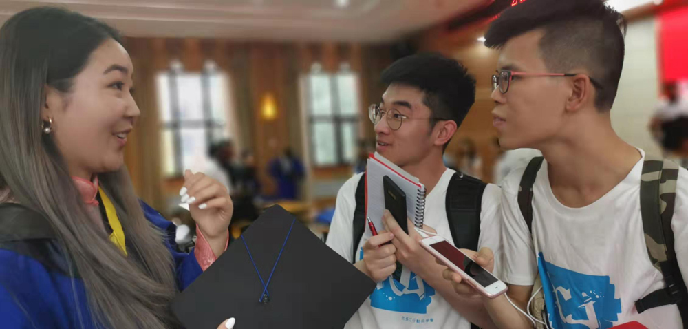 　　圖：來自蒙古國的留學生與學子們交流/大公報記者劉俊海攝