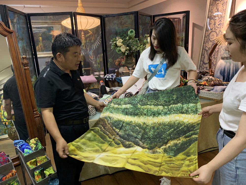 　　圖：學子近距離欣賞染纈產品/大公報實習記者蔡靜穎攝