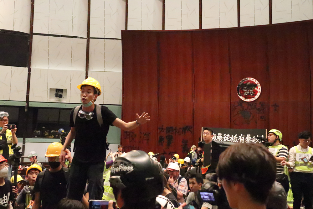 　　圖：「七．一」闖入立法會大肆破壞，當眾除下口罩的暴徒，正是港大《學苑》前總編輯、「港獨」分子梁繼平