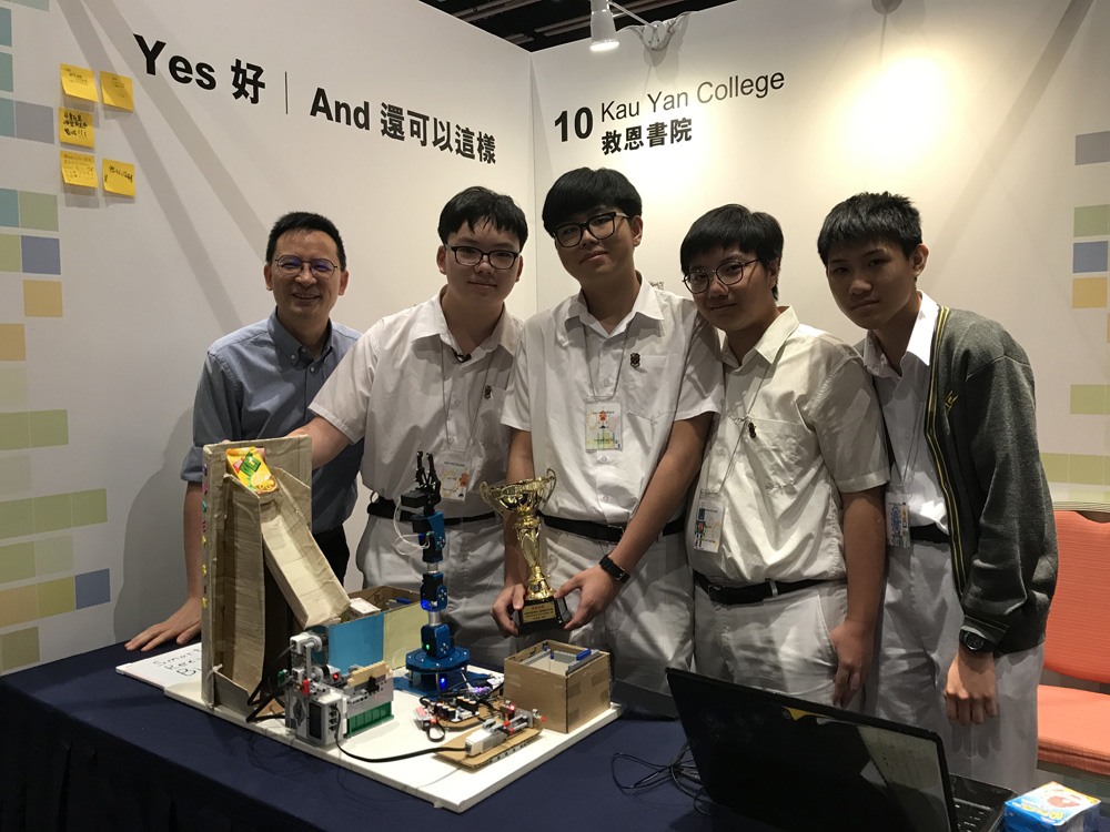 　　圖：救恩書院發明的「智能回收箱」獲得「校園創意機械人推廣教育計劃」最佳創意獎　　  大公報記者湯嘉平攝