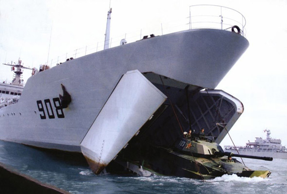 　　圖：63A型水陸兩棲坦克駛出072型坦克登陸艦「雁蕩山」號/資料圖片